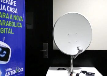 Imagem de uma antena parabólica digital com o banner do programa Siga Antenado, orientando sobre a troca
