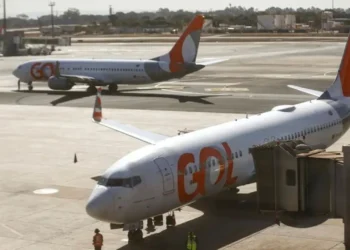 Aviões da Gol estacionados no aeroporto, prontos para o embarque.