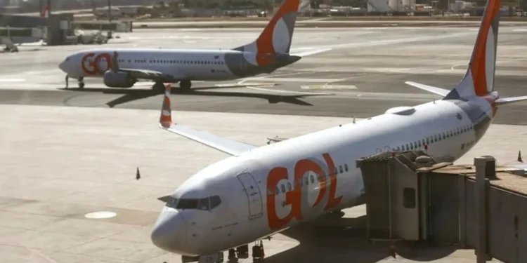 Aviões da Gol estacionados no aeroporto, prontos para o embarque.