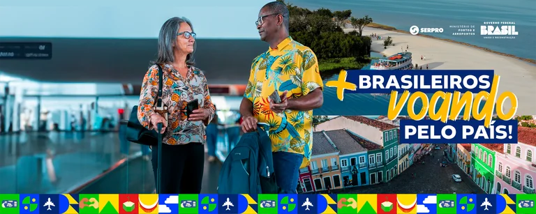 Casal de viajantes sorrindo em um aeroporto enquanto se preparam para embarcar, com um fundo de um destino turístico brasileiro.