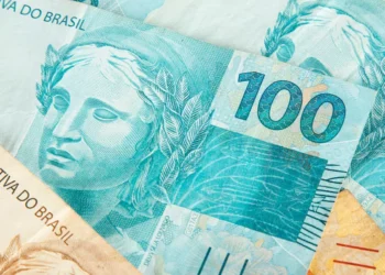 Notas de 100 reais, incluindo uma imagem da deusa de Ipanema, ilustrando o benefício de R$ 300 para a compra de alimentos.