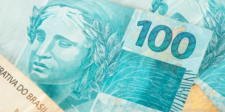 Notas de 100 reais, incluindo uma imagem da deusa de Ipanema, ilustrando o benefício de R$ 300 para a compra de alimentos.