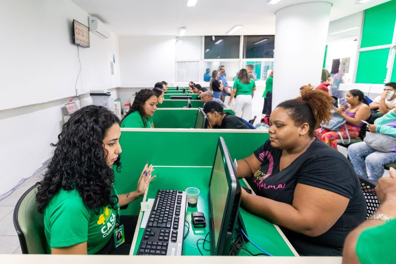 Servidora atende moradora durante inscrição no Programa Casa Cuiabana