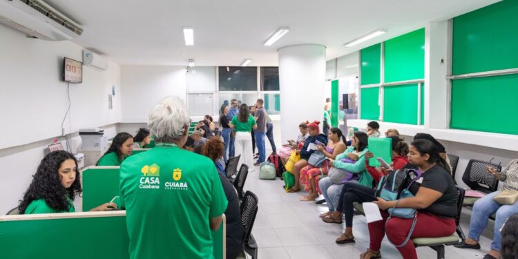 Famílias aguardam atendimento para inscrição no Programa Casa Cuiabana em Cuiabá