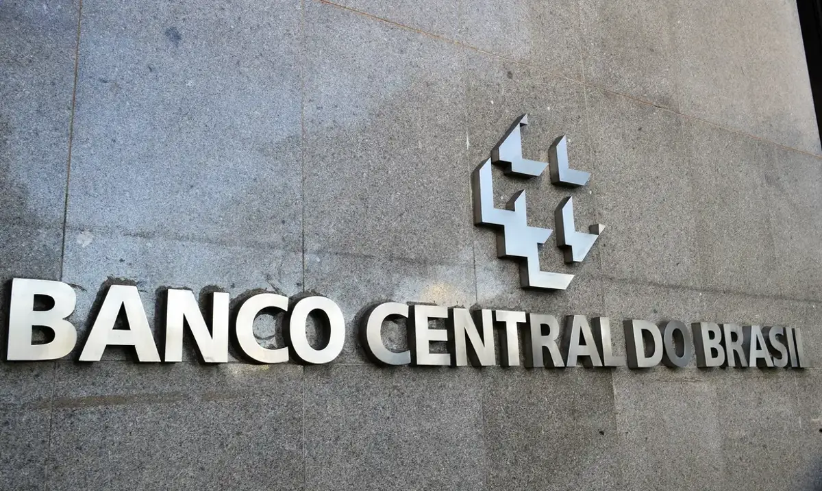 Logotipo do Banco Central do Brasil em um edifício, representando a instituição responsável por facilitar consultas de valores a serem recebidos.