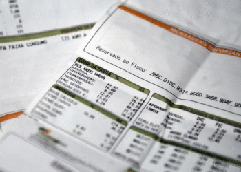 Fatura de conta de luz mostrando detalhes sobre o consumo e valores.