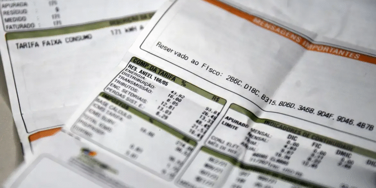 Fatura de conta de luz mostrando detalhes sobre o consumo e valores.