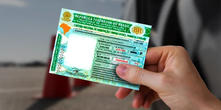 Carteira Nacional de Habilitação (CNH) do Brasil, com a nova lei que facilita o acesso à carteira de motorista em vigor a partir de 12 de agosto.