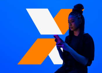 Mulher acessando o app da Caixa no celular com fundo do logotipo da instituição