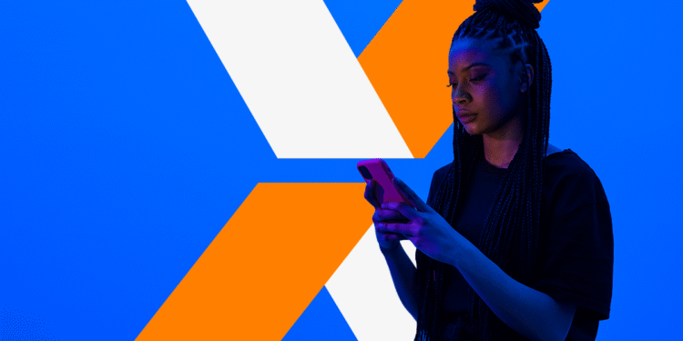Mulher acessando o app da Caixa no celular com fundo do logotipo da instituição