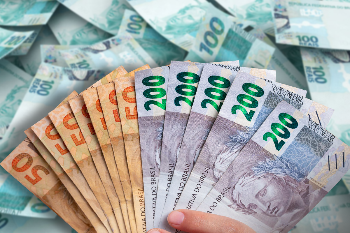 Notas de dinheiro brasileiras em destaque, representando o valor das restituições do IR 2025
