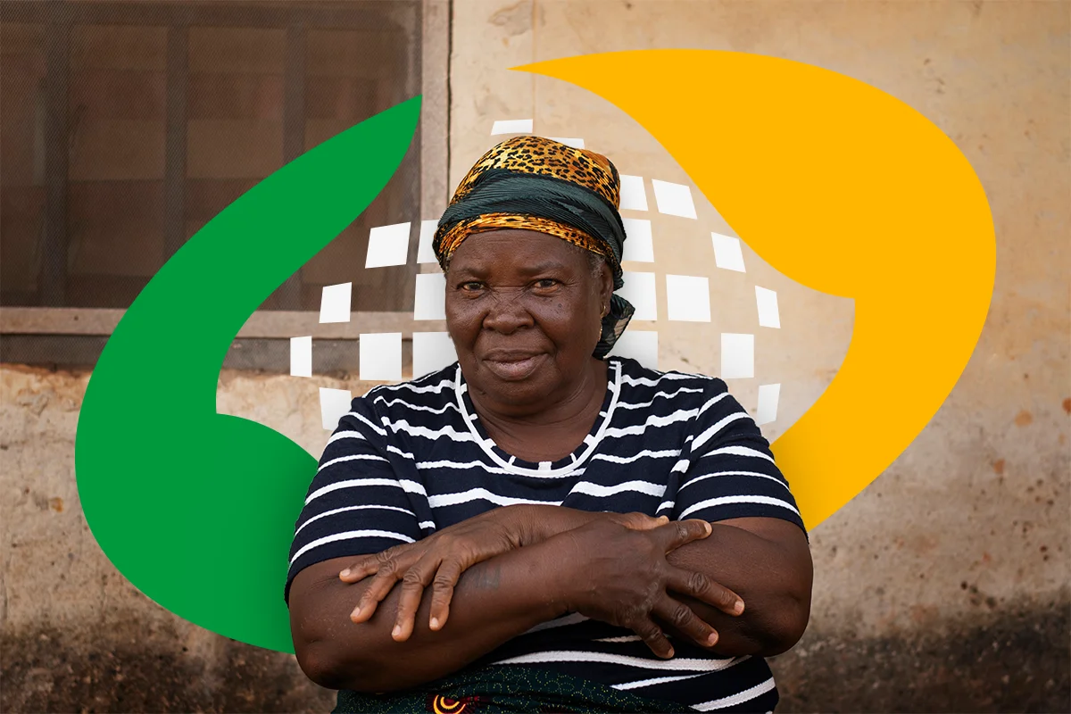 Mulher de origem africana com expressão séria, vestindo blusa listrada e lenço na cabeça, com fundo composto por formas geométricas coloridas.