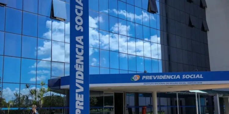 Fachada do prédio do INSS, com o logotipo e nome 'Previdência Social' visíveis, simbolizando a devolução de descontos indevidos aos beneficiários do INSS