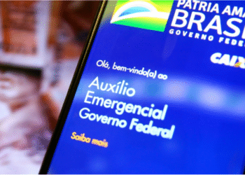Tela de notificação do Auxílio Emergencial do Governo Federal no celular