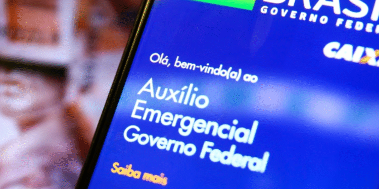 Tela de notificação do Auxílio Emergencial do Governo Federal no celular