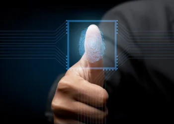 Imagem de digitalizada representando biometria, destacando um polegar sobre um sistema de autenticação digital.