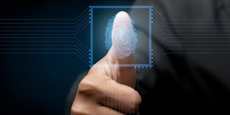Imagem de digitalizada representando biometria, destacando um polegar sobre um sistema de autenticação digital.