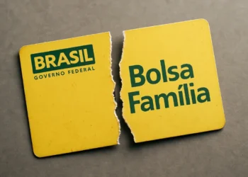 Imagem do cartão do Bolsa Família quebrado ao meio, representando a saída de 900 mil famílias do programa.