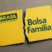 Imagem do cartão do Bolsa Família quebrado ao meio, representando a saída de 900 mil famílias do programa.