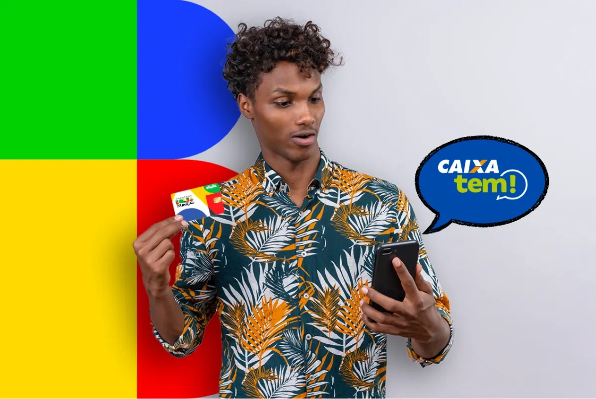 Homem com cartão do Bolsa Família mostrando app Caixa Tem no celular