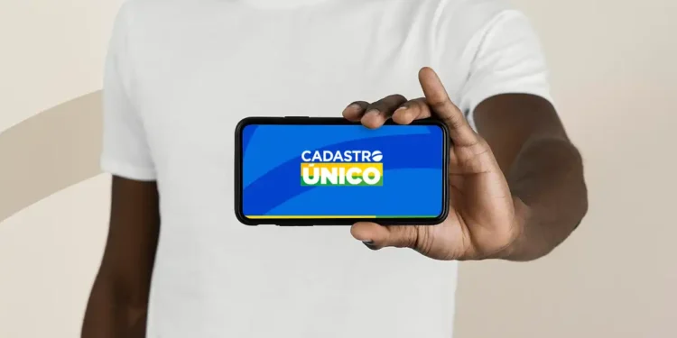 Imagem mostrando a tela de um celular com o logo do Cadastro Único, informando que o serviço estará indisponível nos dias 11, 12 e 13 de julho.