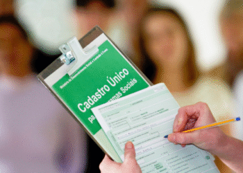 Formulário de inscrição do CadÚnico com lápis, referente ao tema de visita do CRAS e possíveis bloqueios.