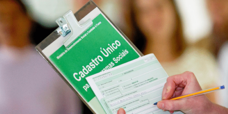 Formulário de inscrição do CadÚnico com lápis, referente ao tema de visita do CRAS e possíveis bloqueios.