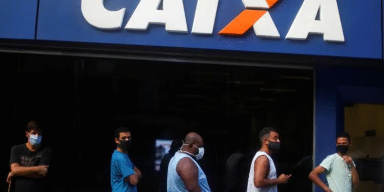 Fila na Caixa Econômica para negociação de dívidas com descontos