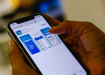 Imagem de um celular exibindo o aplicativo Caixa Tem com uma pessoa acessando a funcionalidade de pagamento via Pix de R$ 200 em julho.