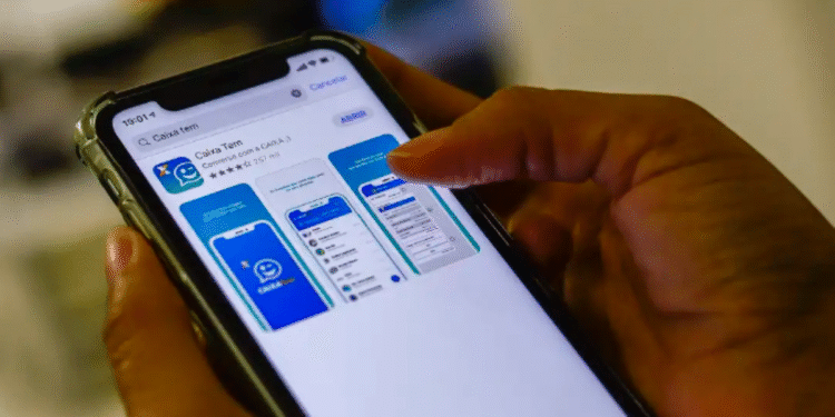 Imagem de um celular exibindo o aplicativo Caixa Tem com uma pessoa acessando a funcionalidade de pagamento via Pix de R$ 200 em julho.