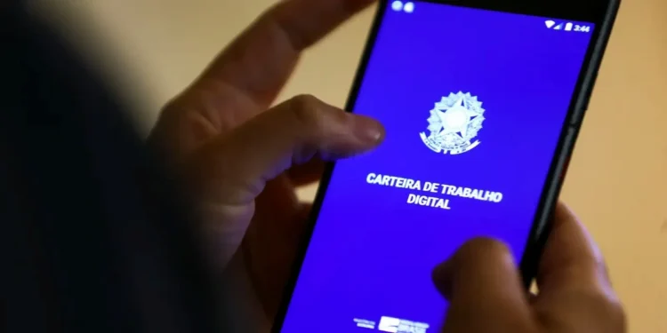 Pessoa acessando a carteira de trabalho digital no celular com o título 'Carteira de Trabalho Digital'.