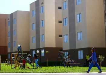 Conjunto habitacional em área urbana cercado por vegetação