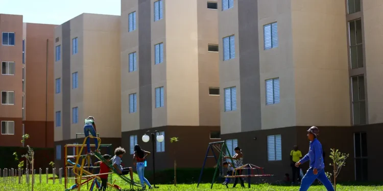 Conjunto habitacional em área urbana cercado por vegetação