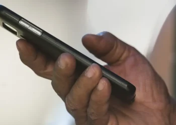 Pessoa segurando celular para consultar informações online