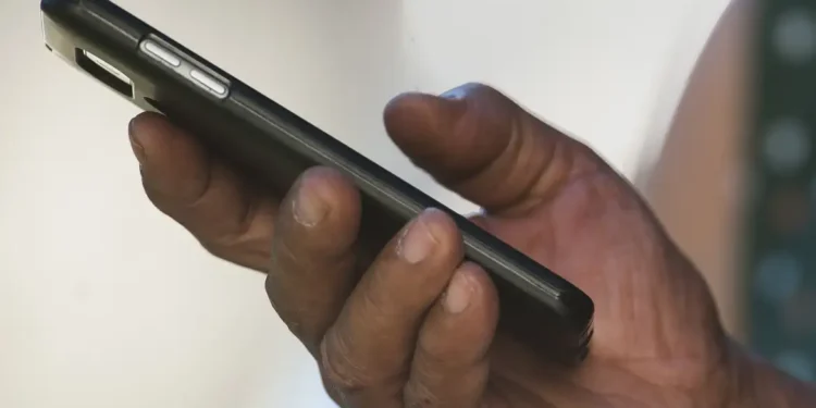 Pessoa segurando celular para consultar informações online