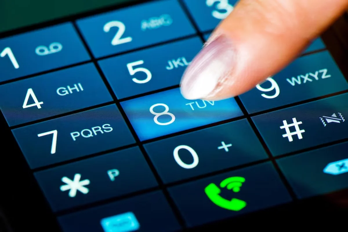 Pessoa digitando no teclado de celular para entrar em contato com a central de atendimento dos Correios.