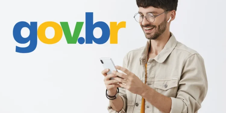 Pessoa sorrindo enquanto utiliza o celular com o logo do Gov.br ao fundo.