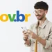 Pessoa sorrindo enquanto utiliza o celular com o logo do Gov.br ao fundo.