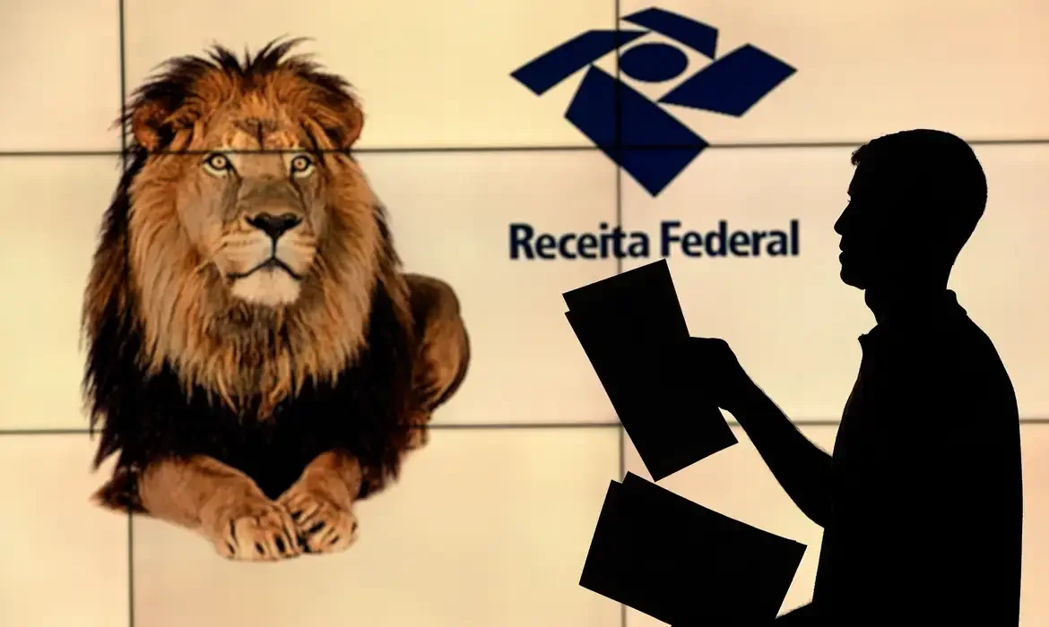 Imagem ilustrativa de uma ação relacionada ao Imposto de Renda, com o logo da Receita Federal e um leão, símbolo da entidade