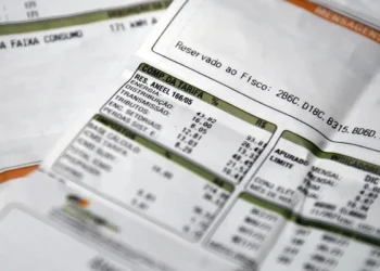 Conta de energia com bandeira vermelha em vigor, mostrando informações detalhadas sobre tarifas e encargos extras.