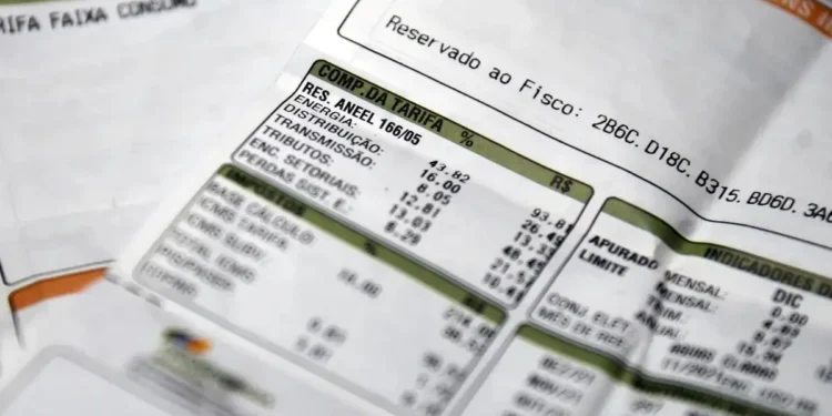 Conta de energia com bandeira vermelha em vigor, mostrando informações detalhadas sobre tarifas e encargos extras.