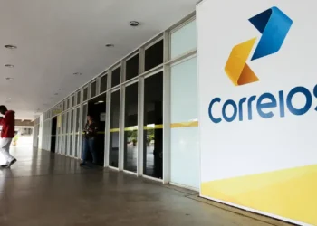 Imagem de um ponto de atendimento dos Correios com a logo visível, destacando o serviço de central de atendimento.