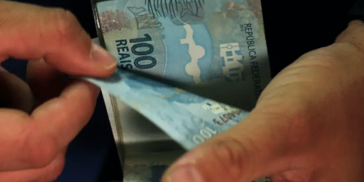 Dinheiro em espécie sendo retirado da carteira, relacionado a valores a receber do CPF.