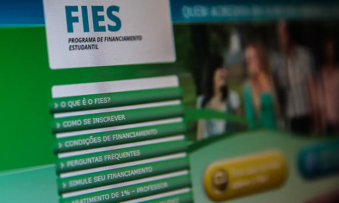 Tela exibindo o logo do FIES, Programa de Financiamento Estudantil