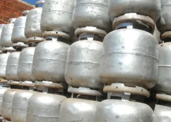 Botijões de gás empilhados para o programa Gás para Todos, que distribuirá botijões gratuitamente para milhões de brasileiros.