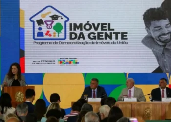 Lançamento do programa Imóvel da Gente, com autoridades presentes no evento.