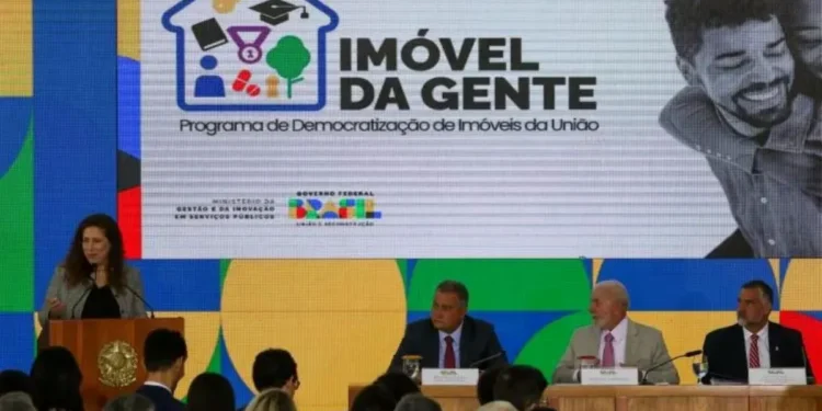 Lançamento do programa Imóvel da Gente, com autoridades presentes no evento.