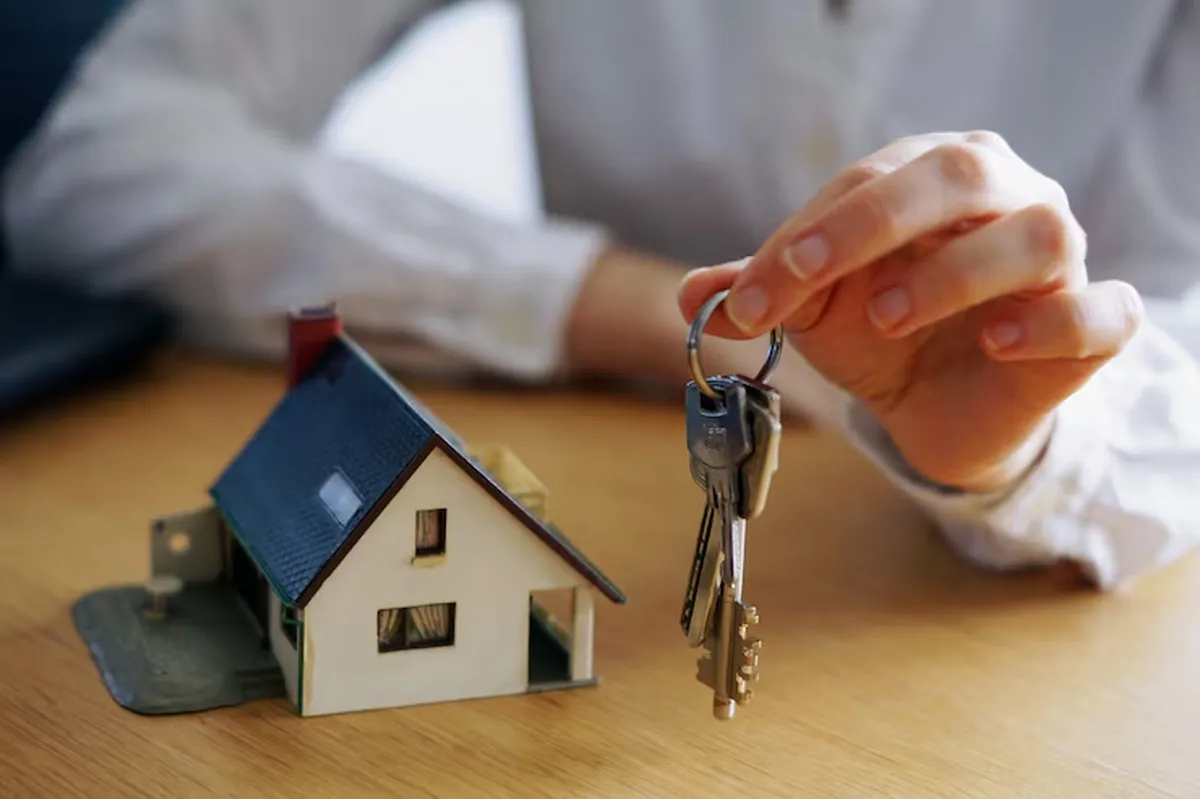 Chave de casa representando crédito com garantia de imóvel