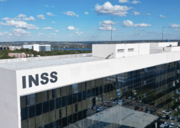 Edifício do INSS com o céu ao fundo, relacionado ao pagamento de devolução de valores aos aposentados.