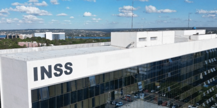 Edifício do INSS com o céu ao fundo, relacionado ao pagamento de devolução de valores aos aposentados.